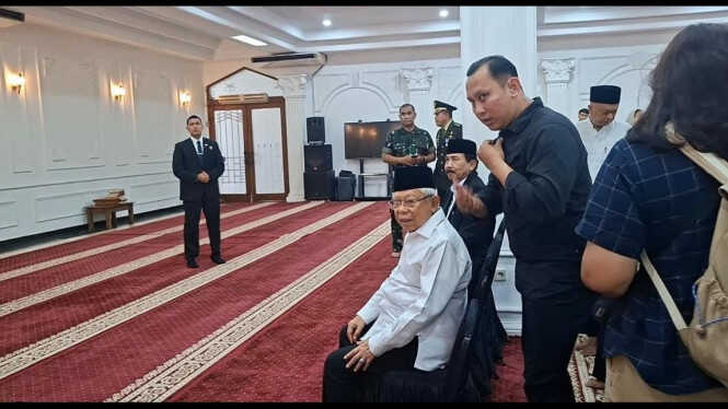 Vice President Ma'ruf Amin and JK Lead Funeral Prayer for Former Vice President Try Sutrisno at Sunda Kelapa Mosque
