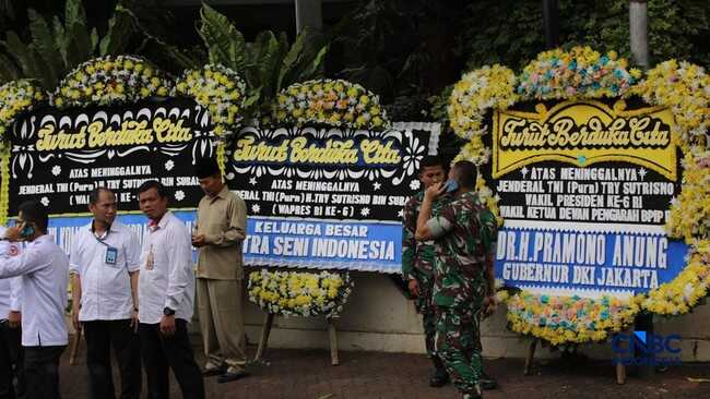 Military Leaders, Pramono and Tanjung Pay Respects at Try Sutrisno's Wake