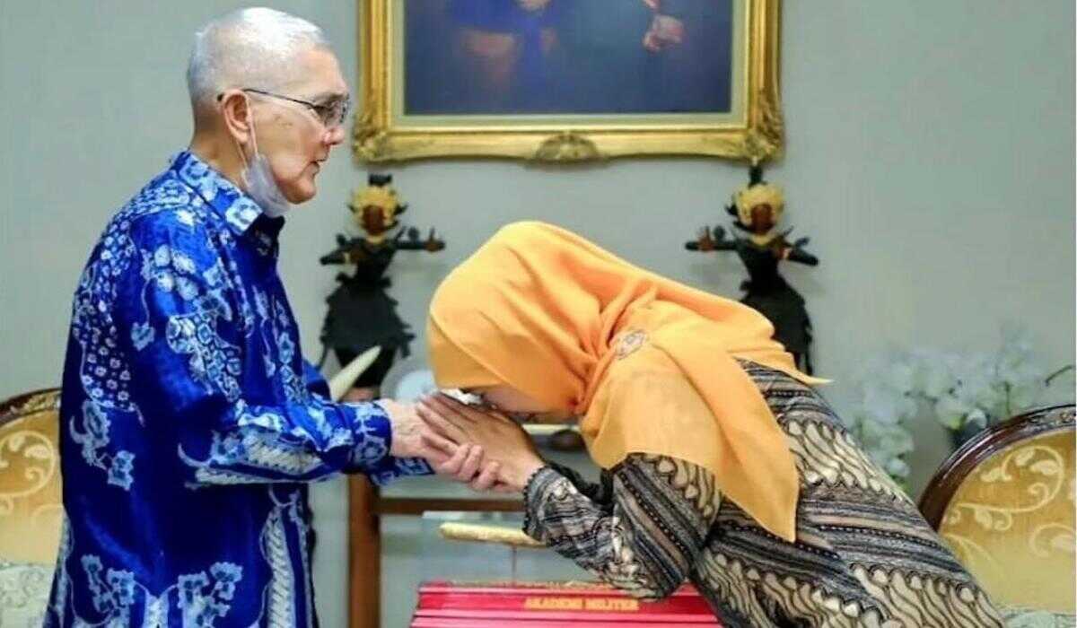 Try Sutrisno Dies, Governor Khofifah Instructs East Java to Raise Flag to Half-Mast