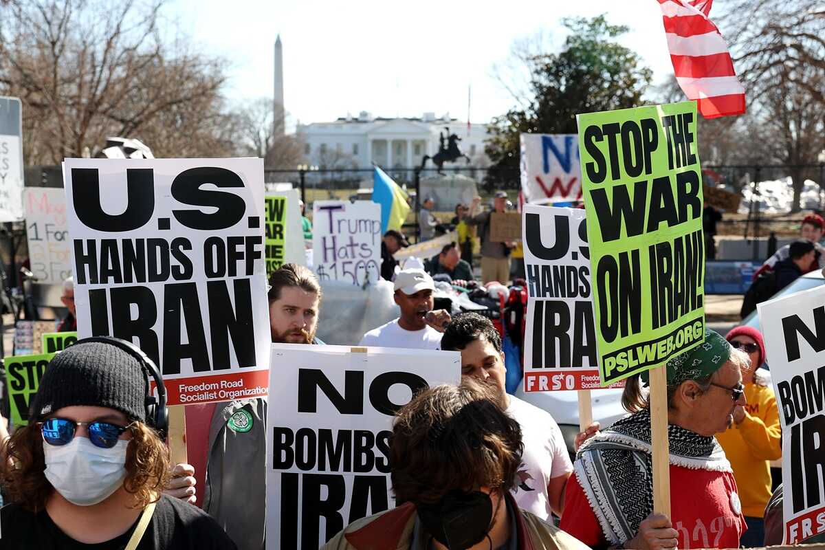 Thousands Surround White House Opposing War Against Iran