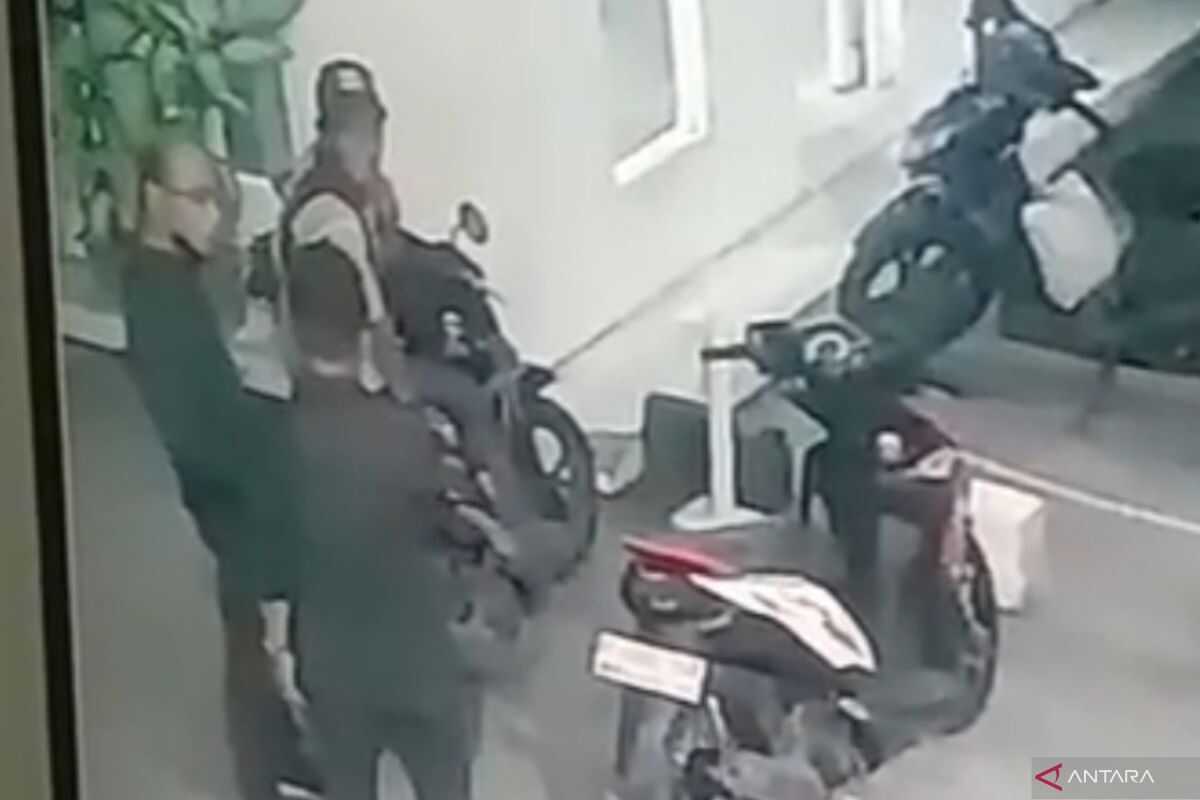 Man impersonating narcotics chief steals motorcycle from taxi rider in East Jakarta