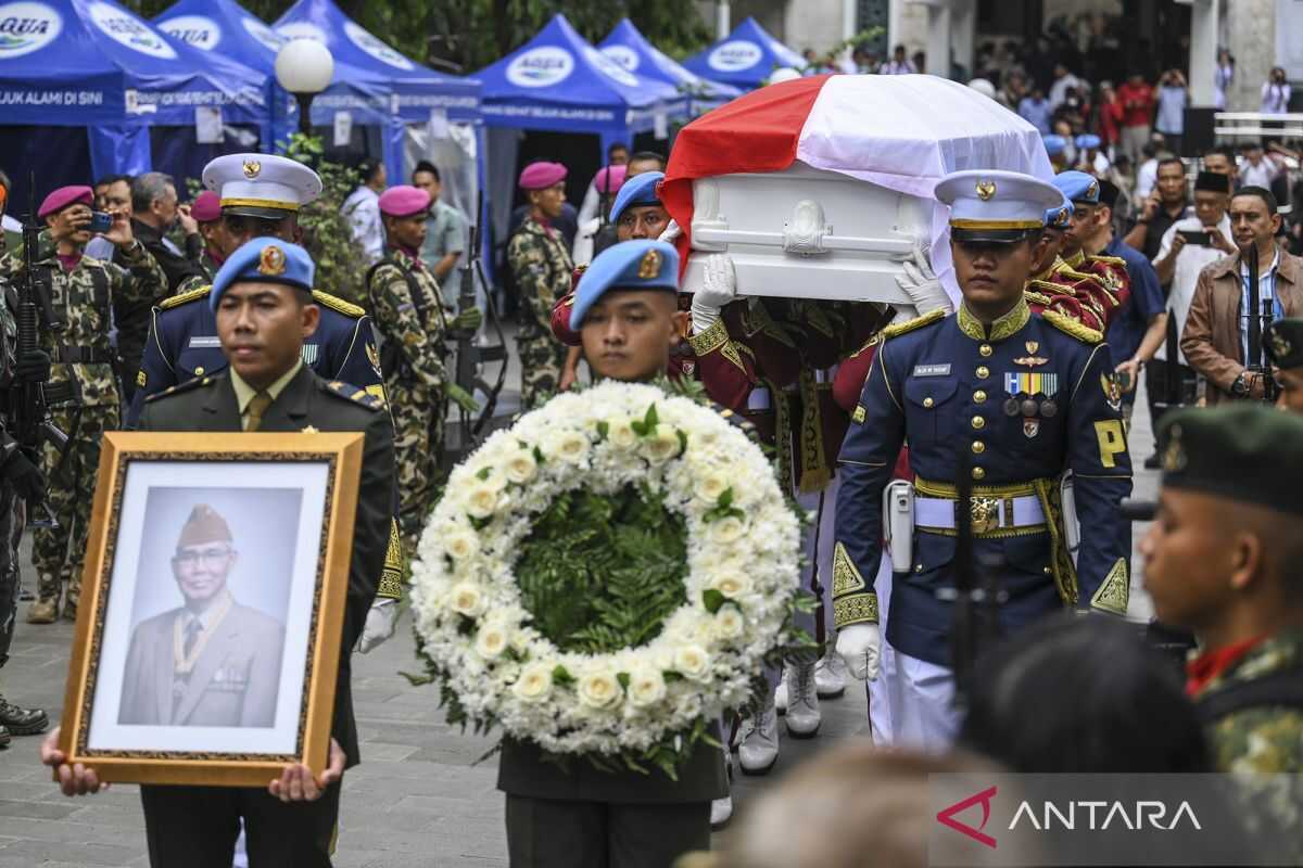 Military Commander leads handover of Vice President Try Sutrisno's remains to the state