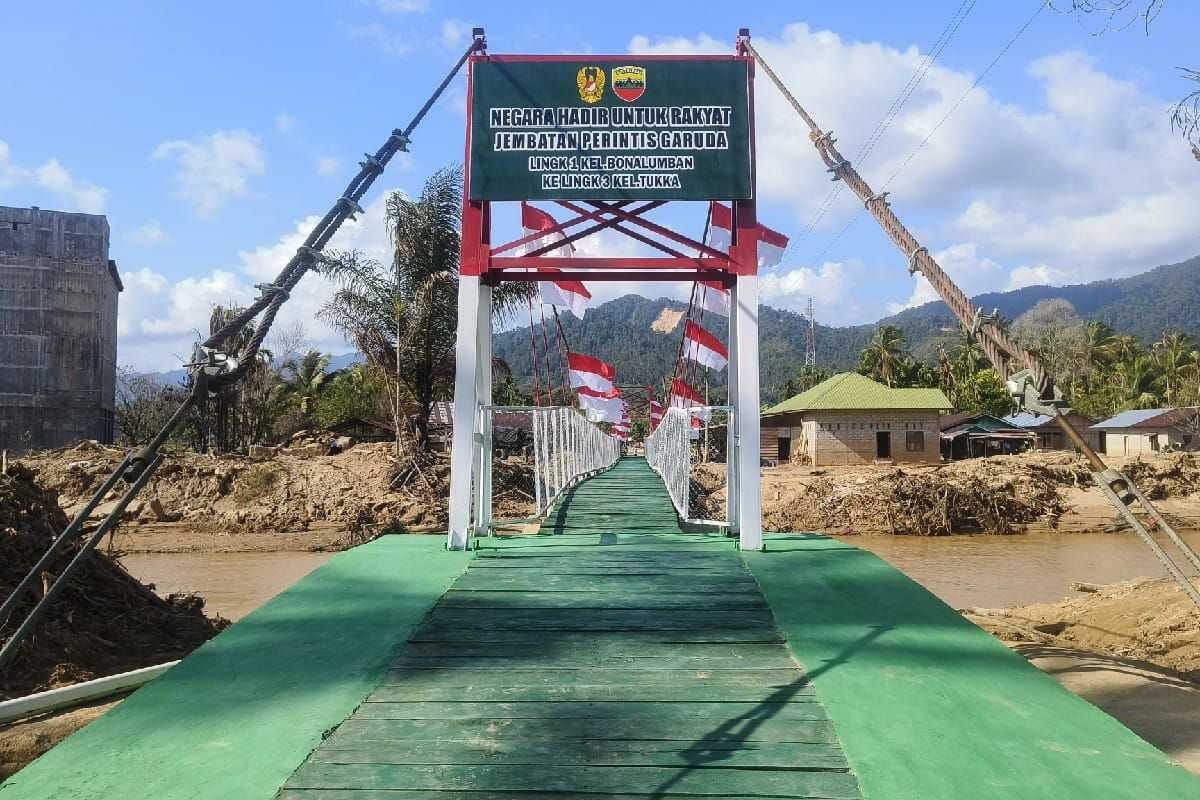 TNI completes connecting bridge between communities in Central Tapanuli