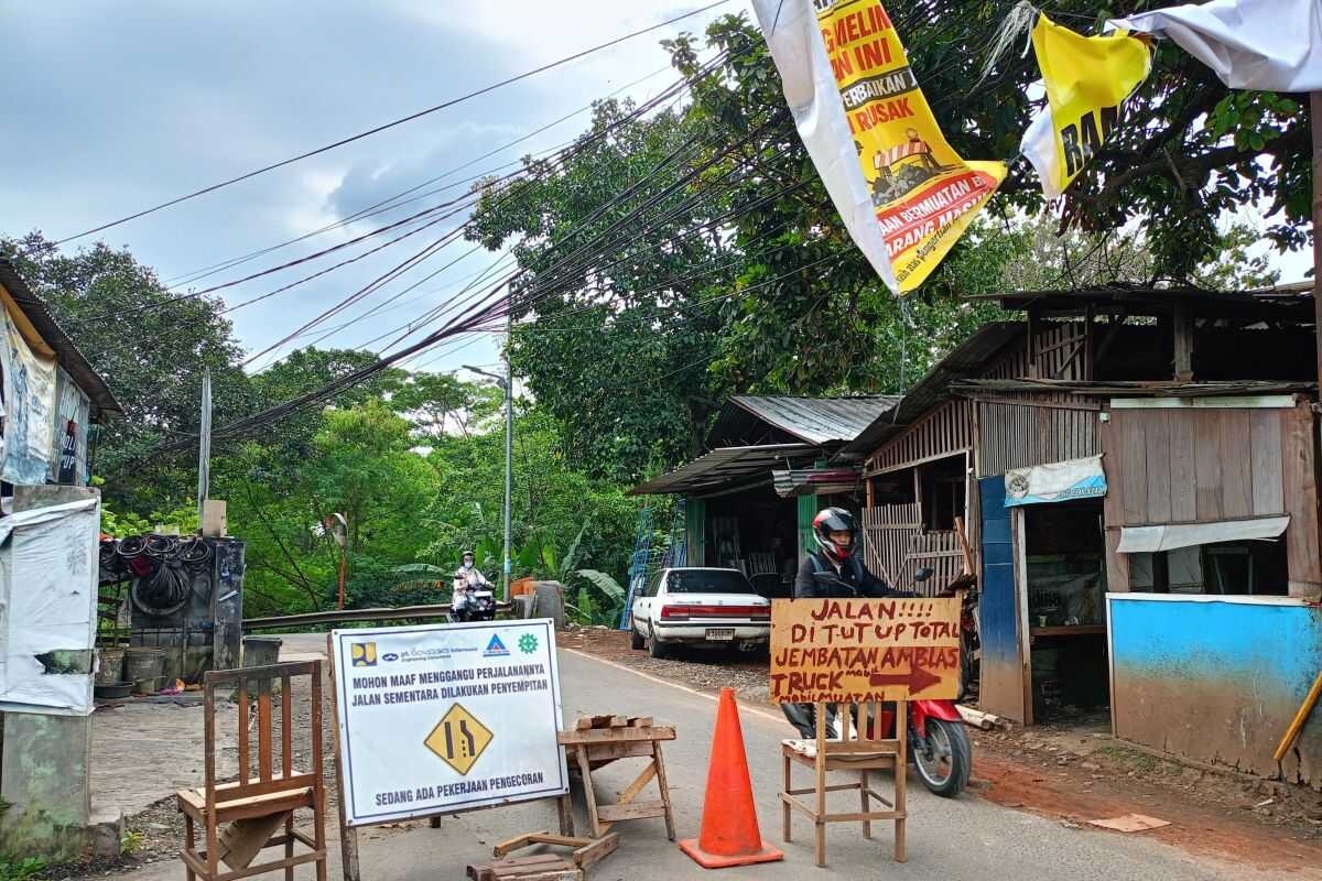 Road Closed Again Following Two Large Potholes at Cipayung Bridge