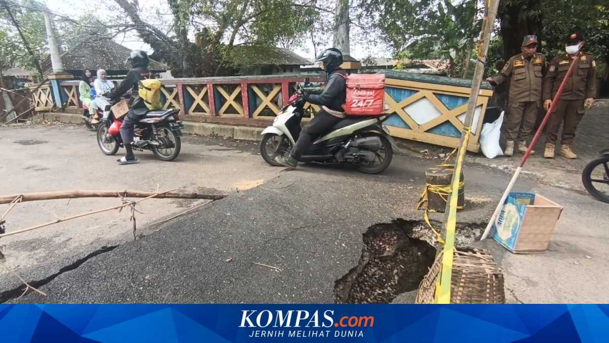 Kampung Kramat Bridge in Cipayung Subsides, Four-Wheeled Vehicles Prohibited from Crossing