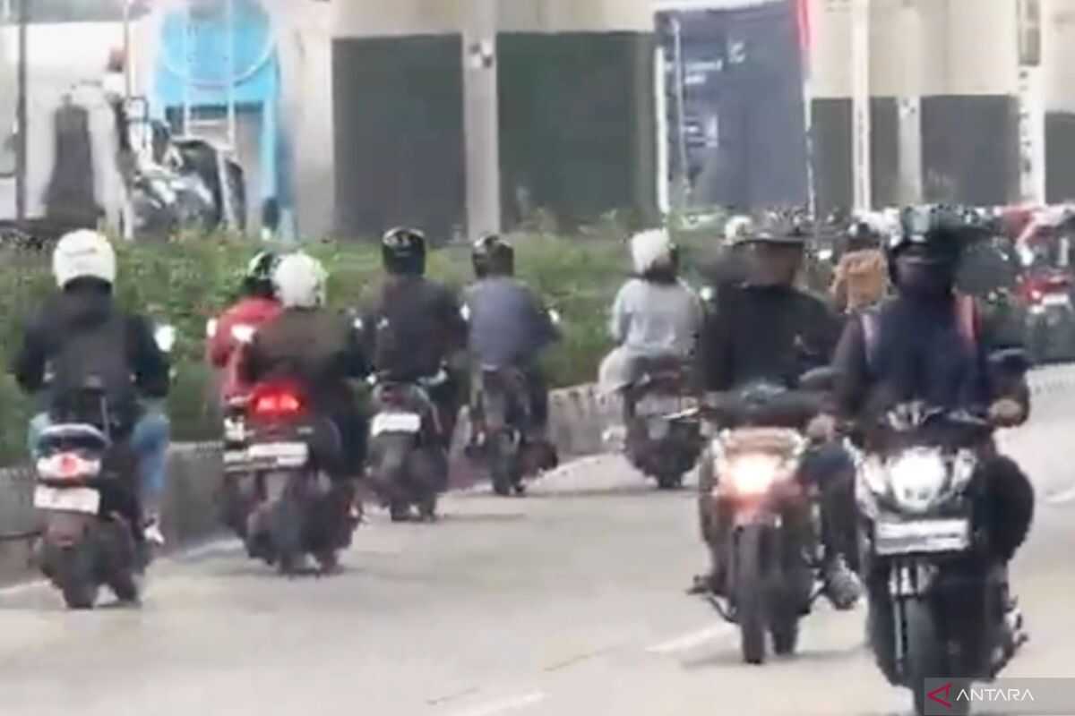 Police deploy personnel to tackle wrong-way drivers during rush hour in Cakung