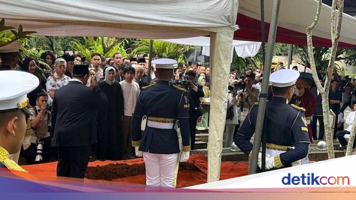 President Prabowo Pays Respects at the Grave of Former Vice President Try Sutrisno Before Laying Wreath