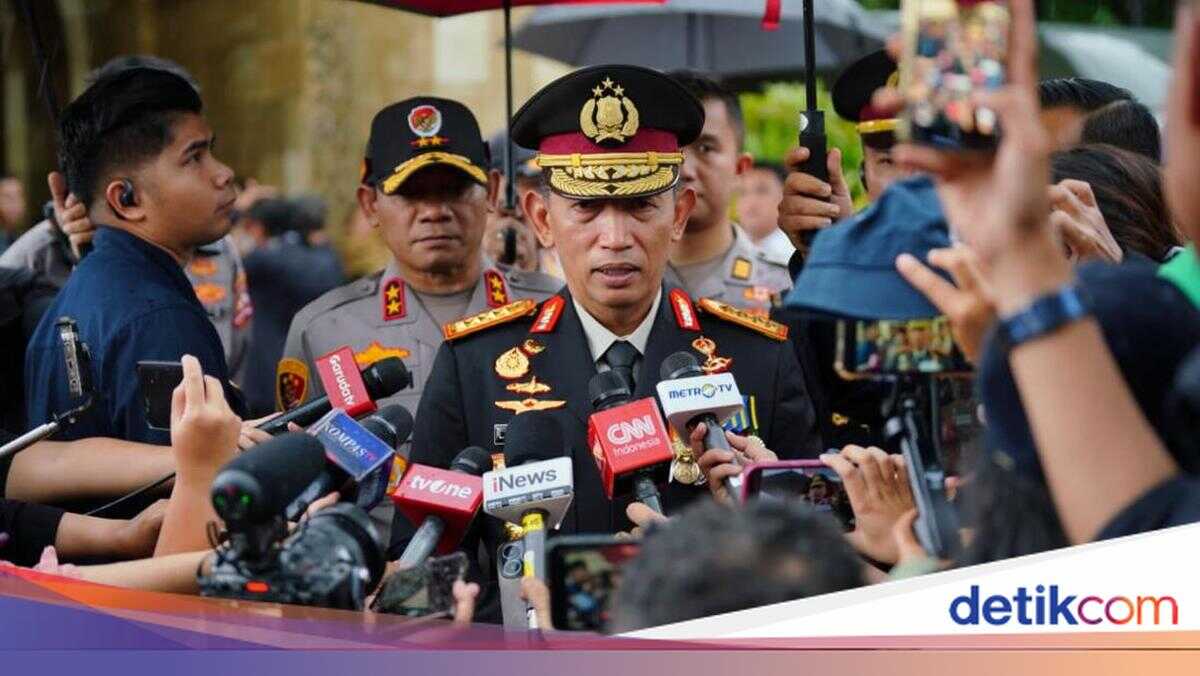 National Police Chief Attends Funeral of Try Sutrisno at Kalibata Heroes' Cemetery: We Deeply Mourn His Loss