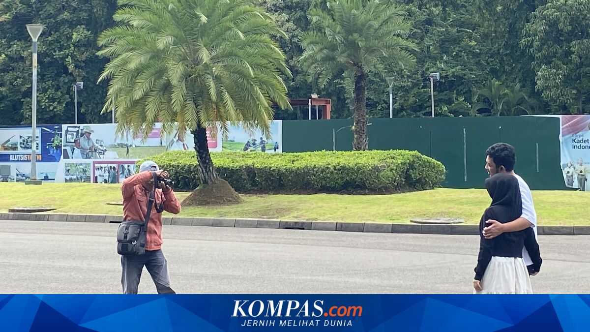 Amid Cost of Living Pressures, Street Photographers at the National Monument Struggle in the Digital Era