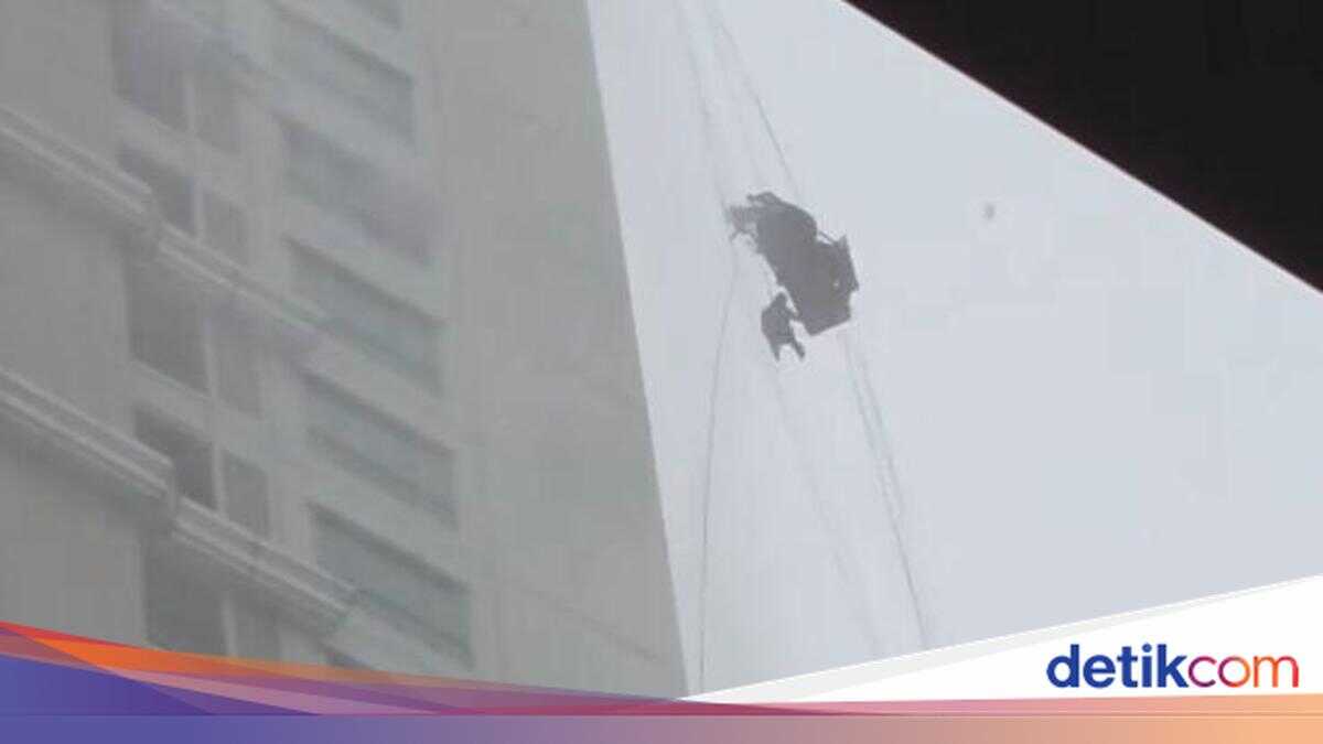 Window Cleaner Fatally Injured After Becoming Caught in Gondola Cable During Storm in Surabaya