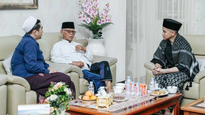 Kaesang Visits Islamic Boarding School in Kediri, Receives Special Prayer from Chair of East Java MUI