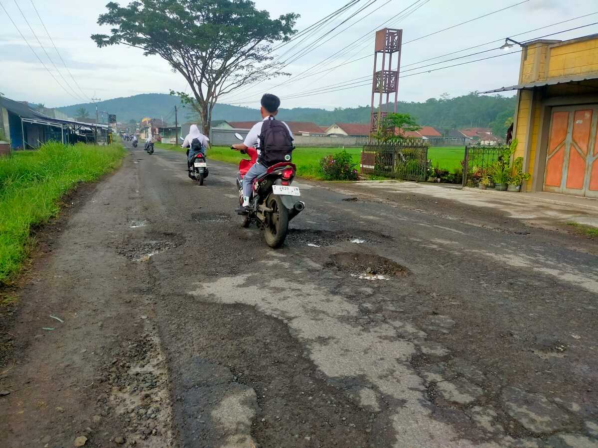 Alternative Road from Ciamis to Majalengka Remains Unrepaired