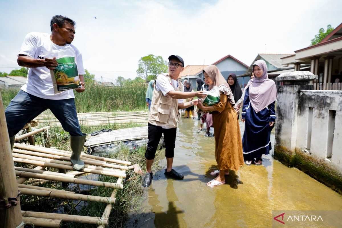 Baznas Distributes Zakat Fitrah Aid to Tidal Flood-Affected Areas in Bekasi