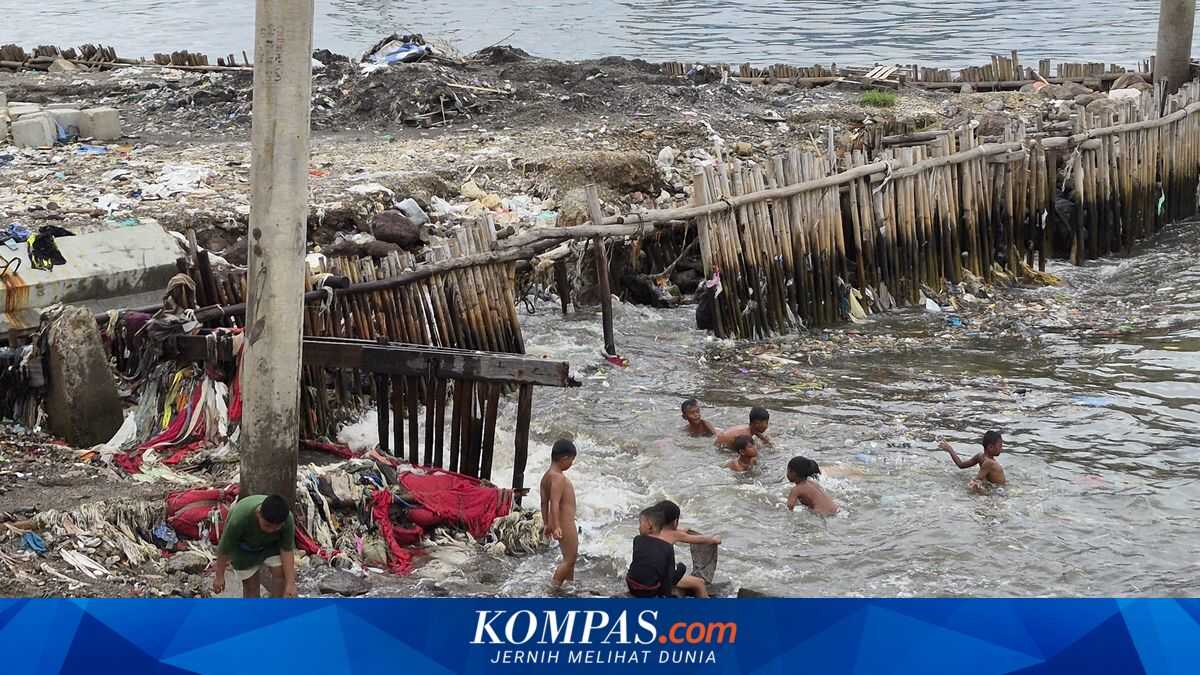 In Cilincing, Polluted Waters Become Children's Playground