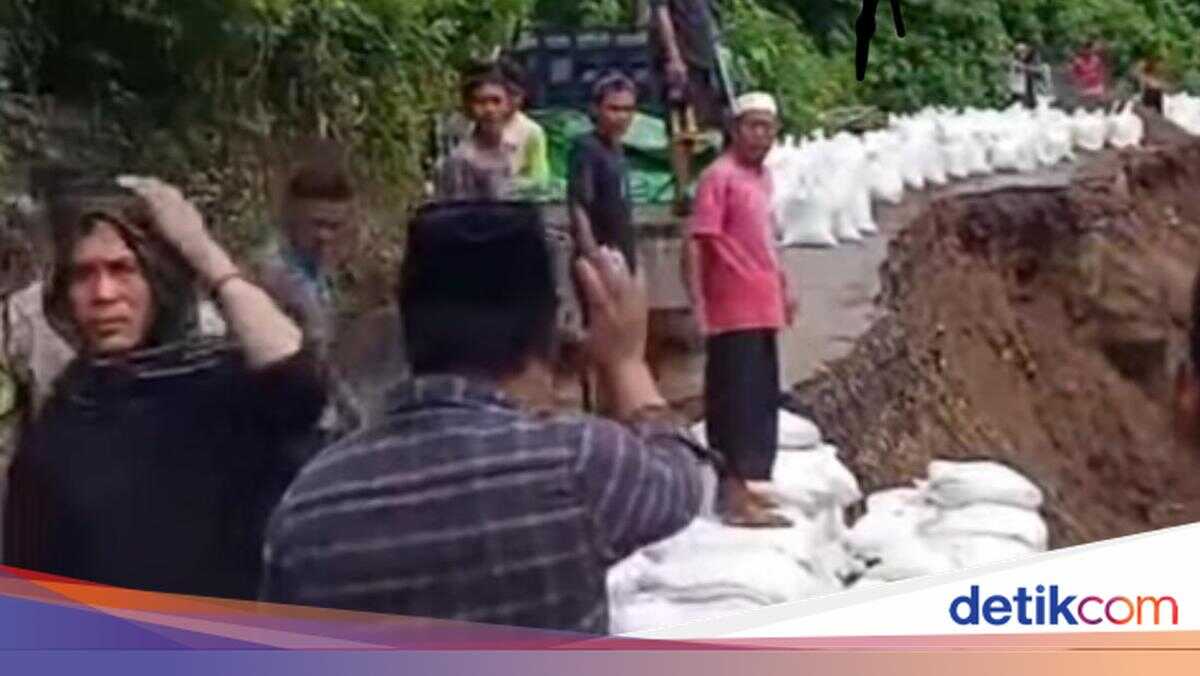 Residents Halt Road Repair Work at Broken Road in West Lombok