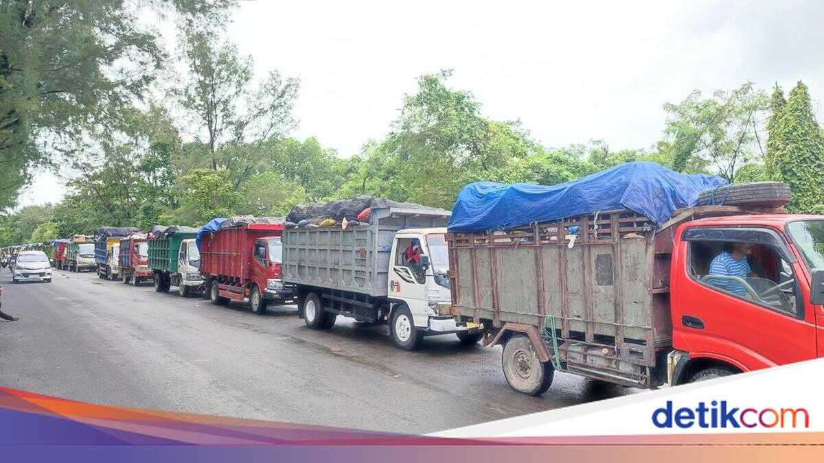 From Farmer to Waste Truck Driver: Agus's Struggle in Denpasar