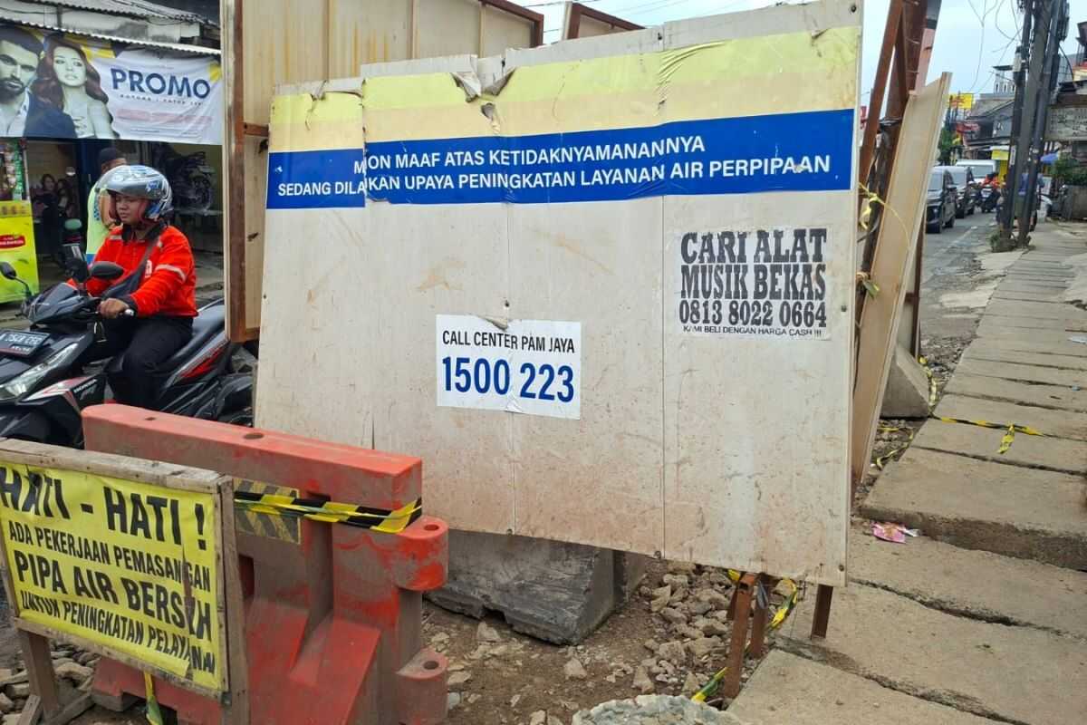 Foul-smelling water on West Jakarta street due to PAM Jaya project