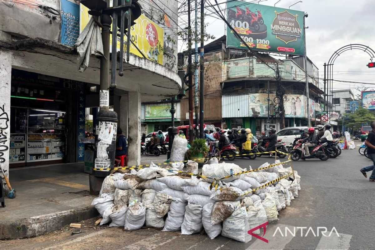 Farhan sets 5 March deadline for cable excavation project completion