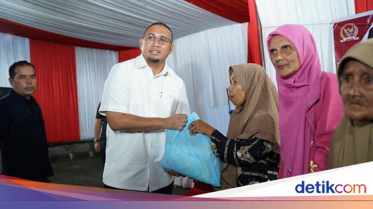 Andre Rosiade Distributes 5,000 Food Packages to Dharmasraya Residents