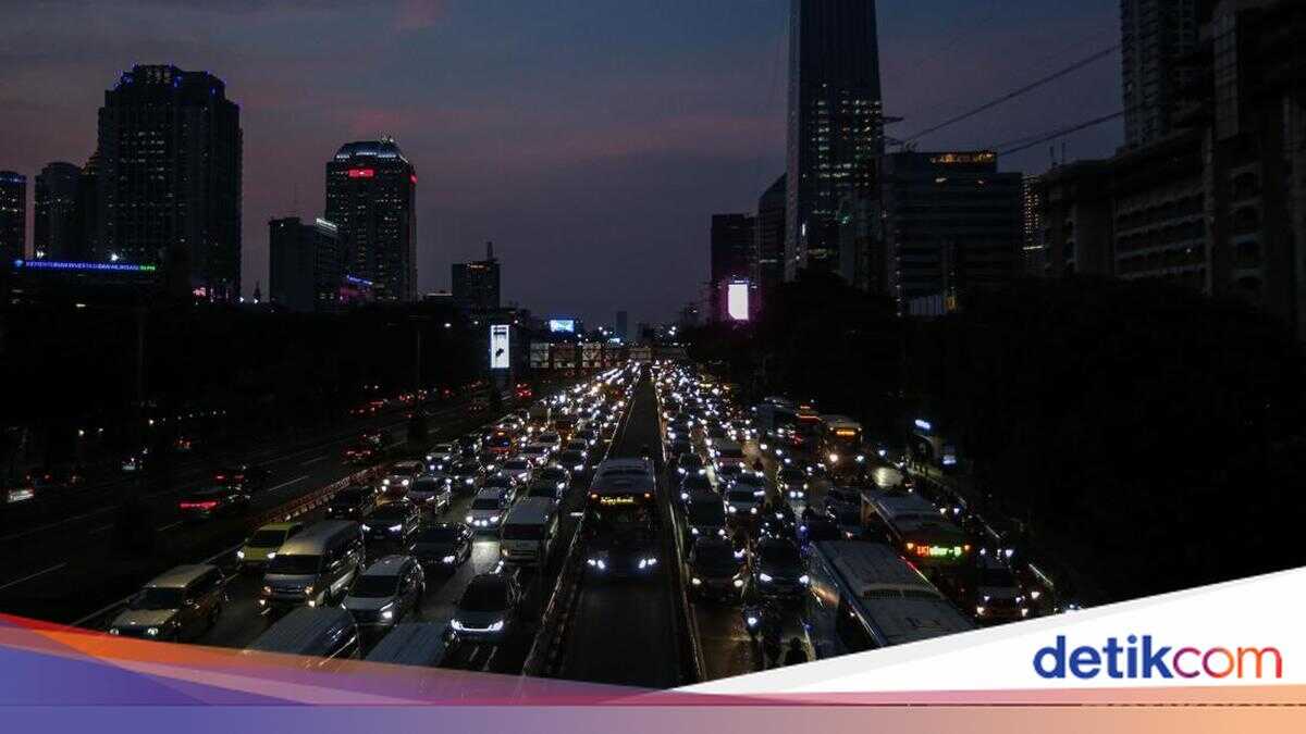 Heavy Traffic Congestion on Janger Toll Road, Motorists Trapped for Hours near Tomang