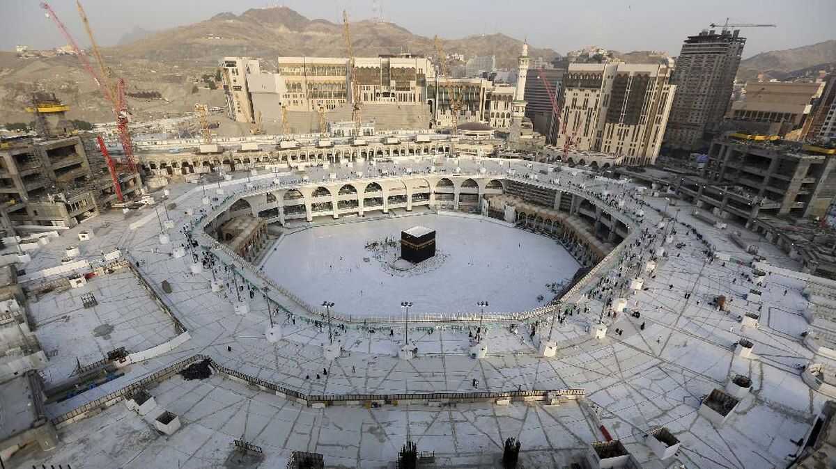 2,100 East Java Hajj Pilgrims Face Delayed Departures Due to Middle East Conflict