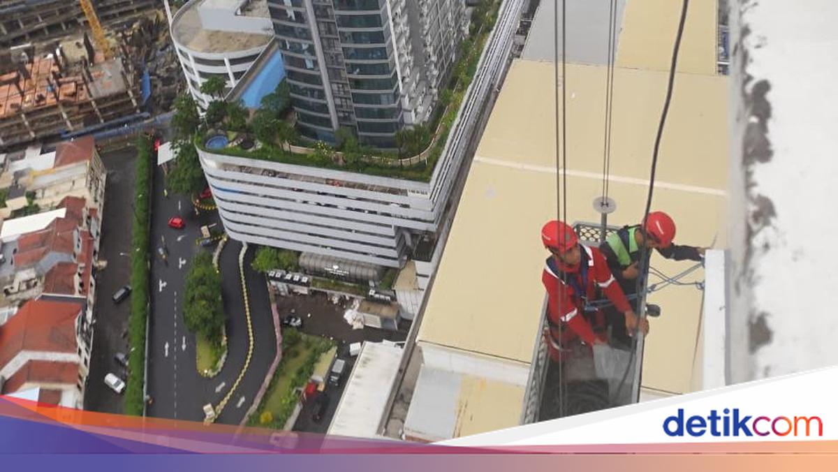 Apartment Worker in Surabaya Dies After Hanging from Gondola for 15 Minutes