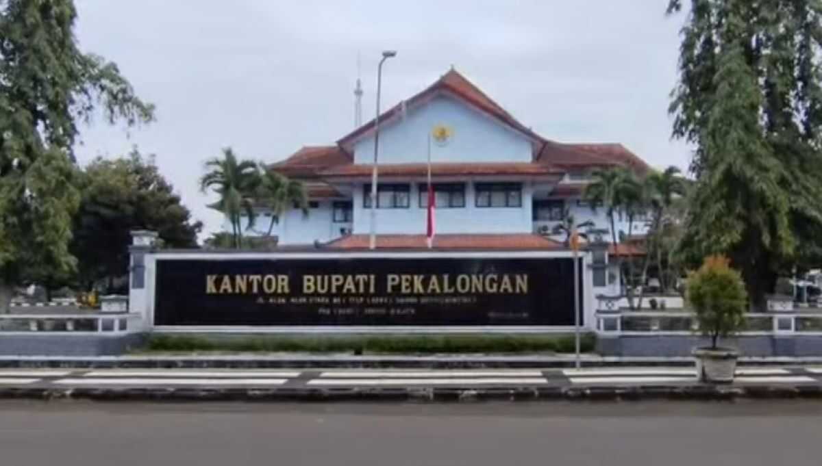 Regent Fadia Arafiq Caught in Anti-Corruption Sting Operation, Official Vehicles Parked at Pekalongan Police Station