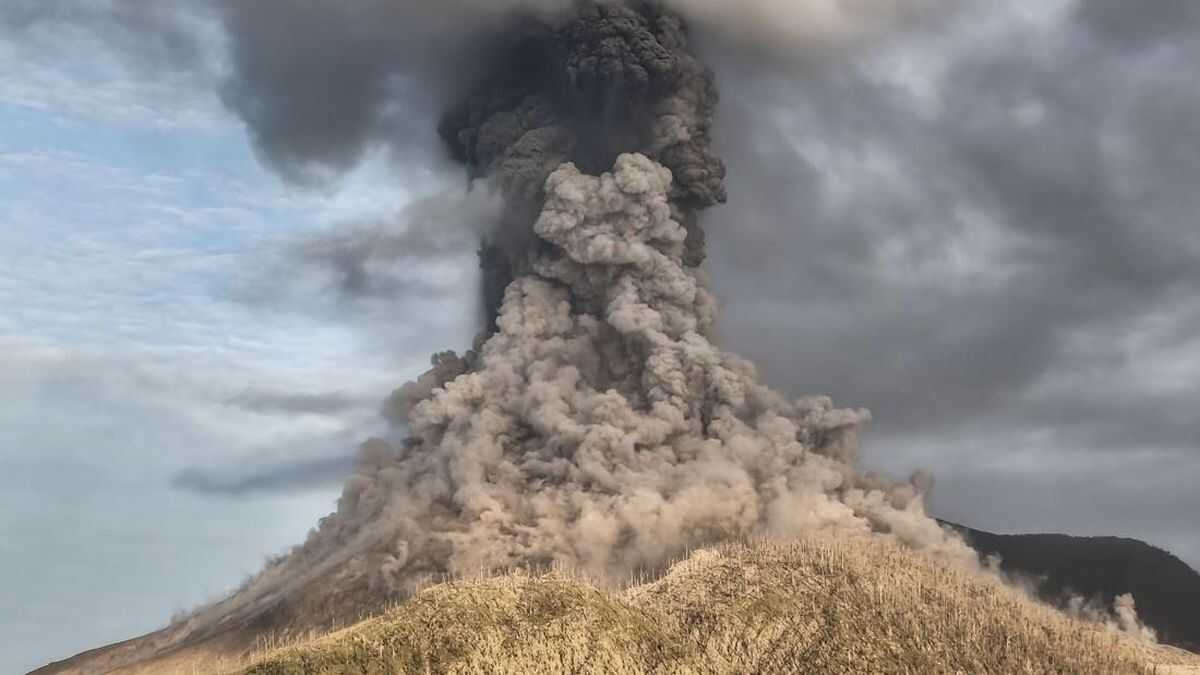 Mount Lewotobi Laki-laki erupts, volcanic ash plumes reach up to 1,500 m