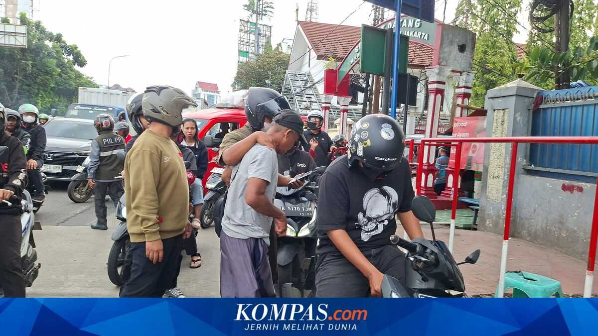 Non-uniformed Satpol PP Arrest Pak Ogah Blocking a Road on the Latumeten Flyover