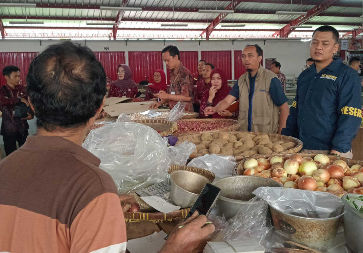 Bulog, regency government and the Food Task Force carry out market inspections to monitor staple-food prices in Banyumas