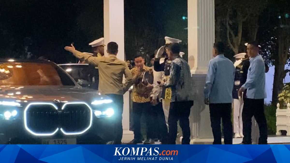 After 3.5 hours accompanying Prabowo, Gibran travels home in the same car as Jokowi