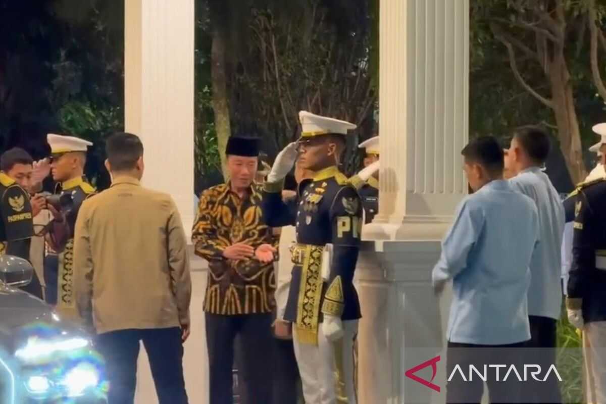 Gibran and Jokowi ride together after attending a cordial gathering with Prabowo