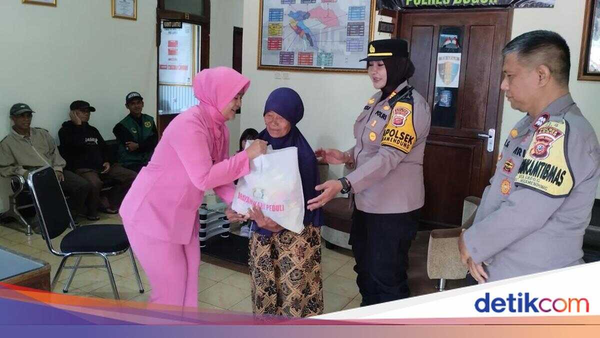 During Ramadan, Police Distribute Basic Foodstuffs to the Elderly in Puncak, Bogor