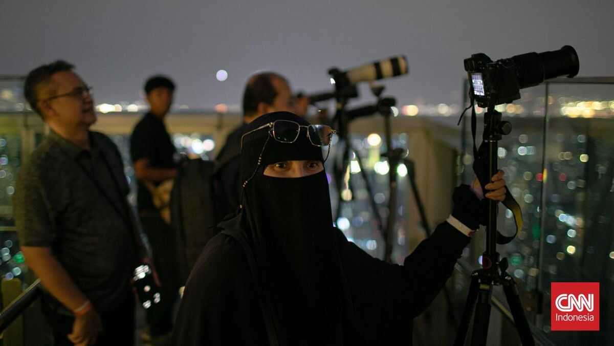 Surabaya Residents Fail to See Total Lunar Eclipse Due to Overcast Sky