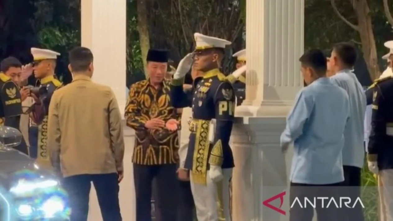 Jokowi and Gibran Travel in the Same Car After Meeting Prabowo at the Istana Merdeka