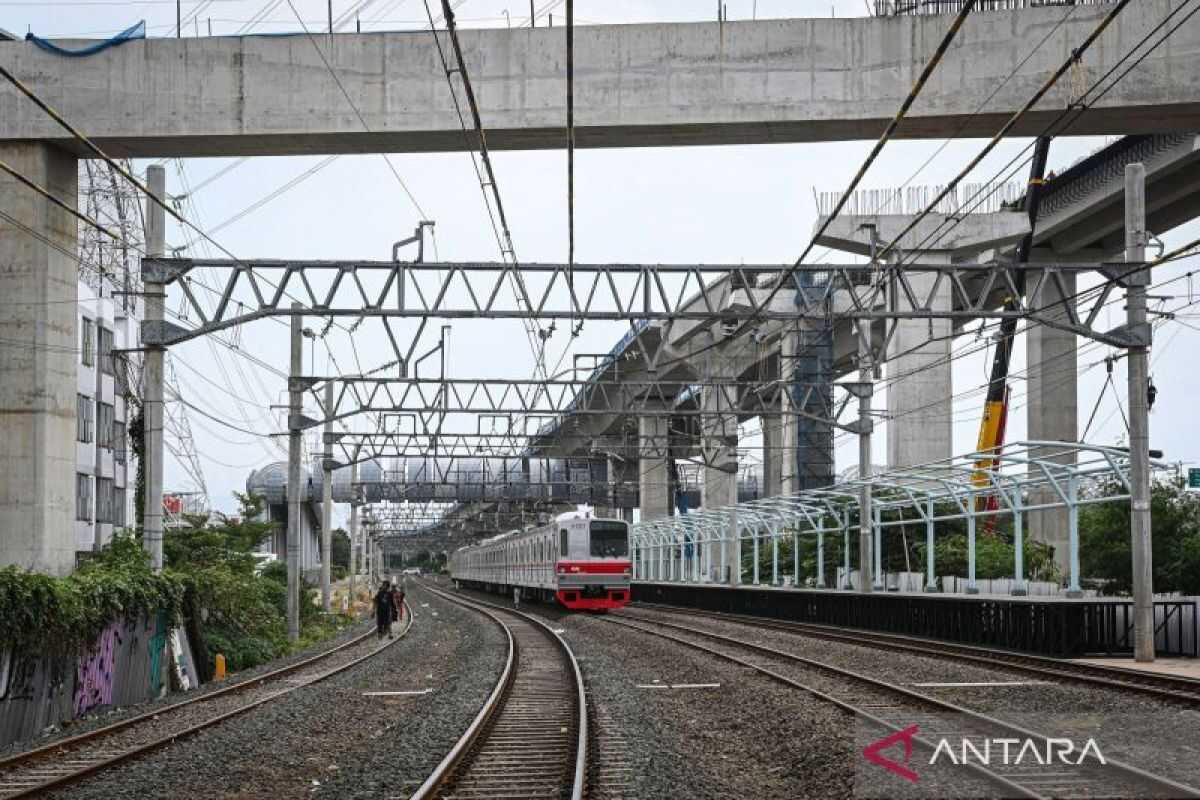 Pramono boasts to Anies that transport access to JIS is getting easier