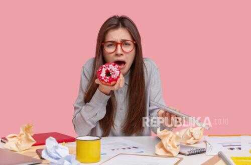 Why Does Stress Make Us Keep Munching?