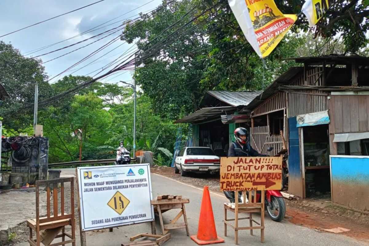 To prevent further subsidence, Cipayung bridge opened only to motorcycles