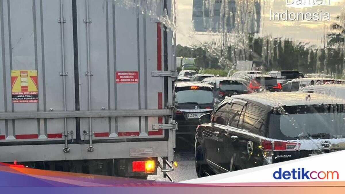 Truck breakdown causes traffic congestion on the Tangerang–Jakarta Toll Road towards Jakarta