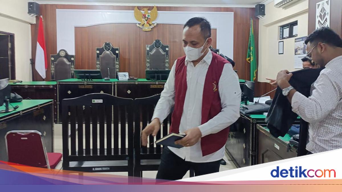 Tearful Police Commissioner Yogi in the courtroom of the Brigadier Nurhadi murder trial