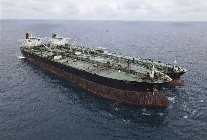 Around 200 Tankers Trapped at the Strait of Hormuz Entrance, Global Energy Supply Threatened