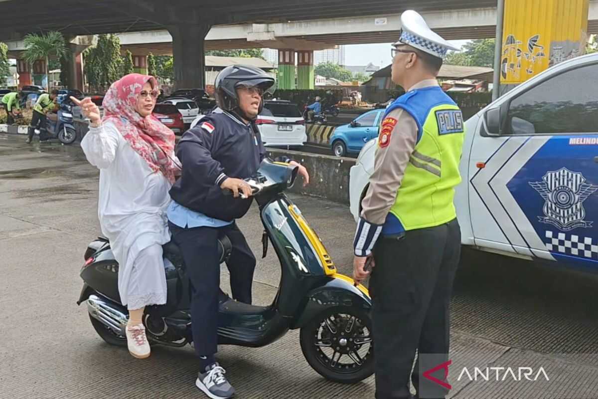 Police crack down on motorists travelling the wrong way in East Jakarta