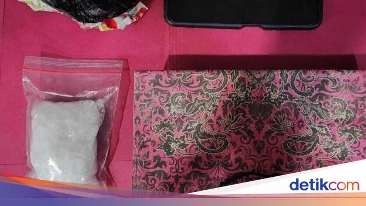 Metro Jaya Police arrest meth dealer posing as an electronics parcel in West Jakarta