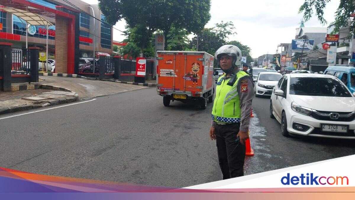 Residents' account of gridlock on Jl Raya Bogor towards Jl Akses UI, Depok, this morning