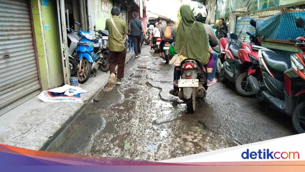 Road to Citayam Station in Depok Damaged, Residents Urge Immediate Repair