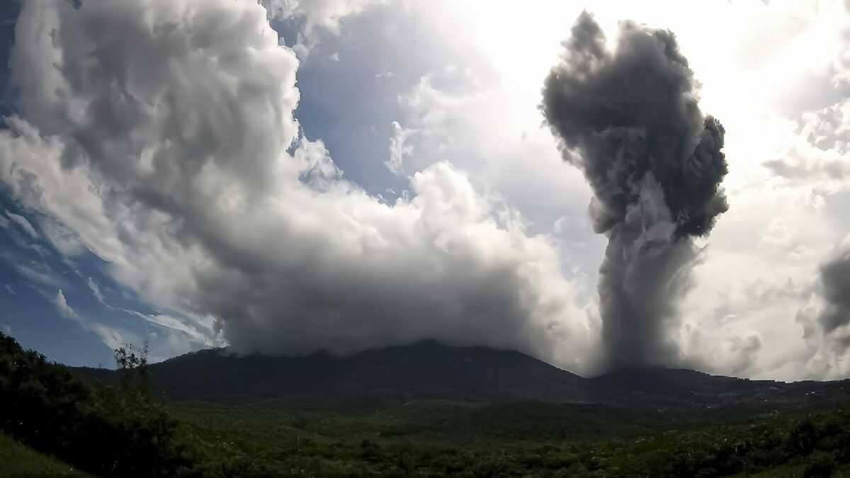 Mount Lewotobi Laki-laki Erupts Again, Residents Urged to Stay Away