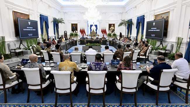 A glimpse of the camaraderie between Prabowo, SBY and Jokowi during a cordial gathering at the Presidential Palace