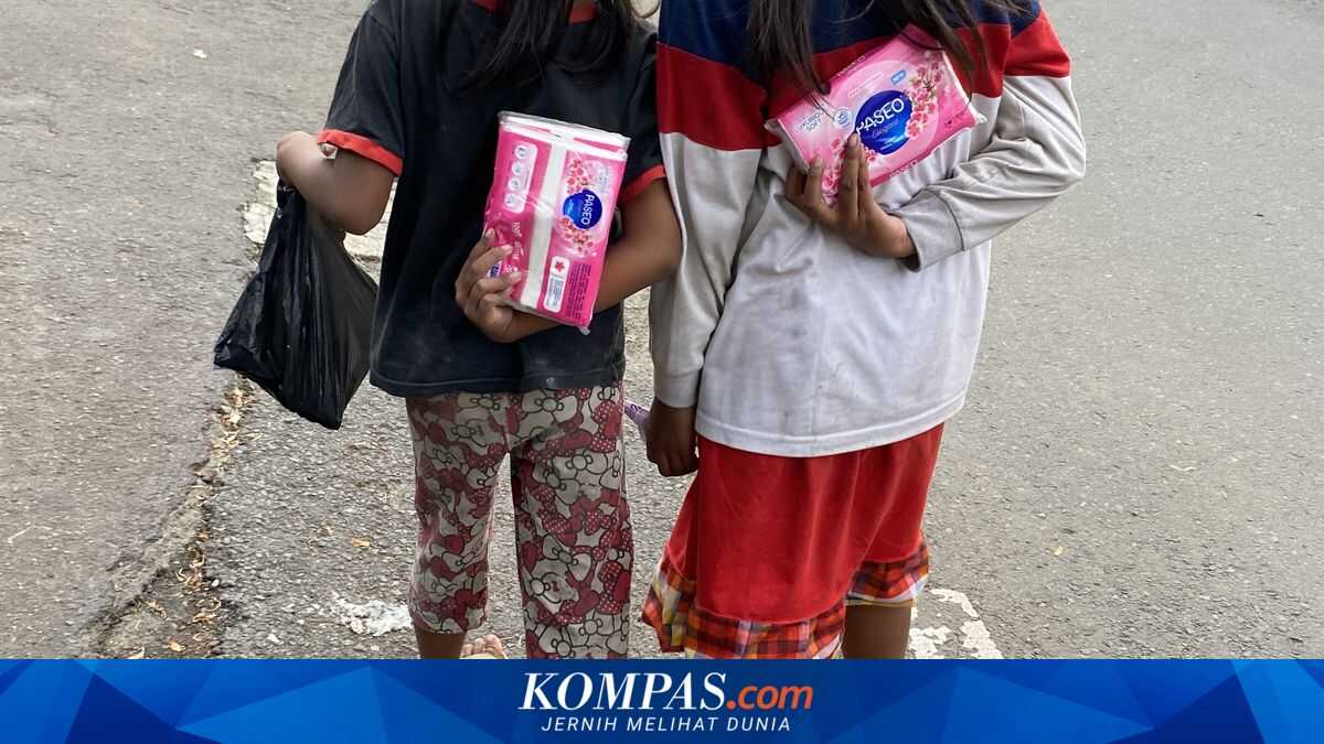 At a Red-Light Corner, Street Children Forced to Grow Up Fast on the Streets