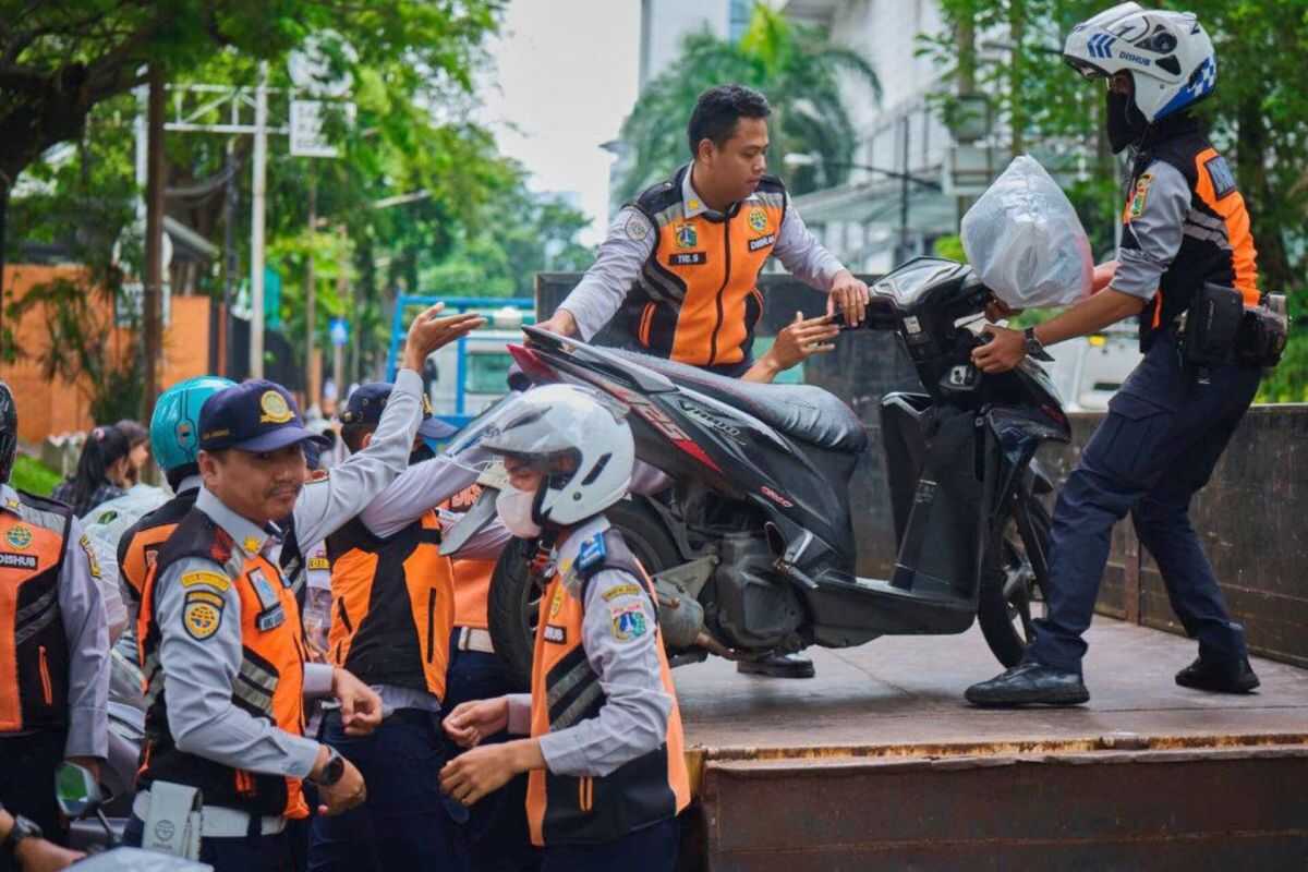 30 Sudinhub Jakarta Selatan clamp down on illegal parking in Semanggi