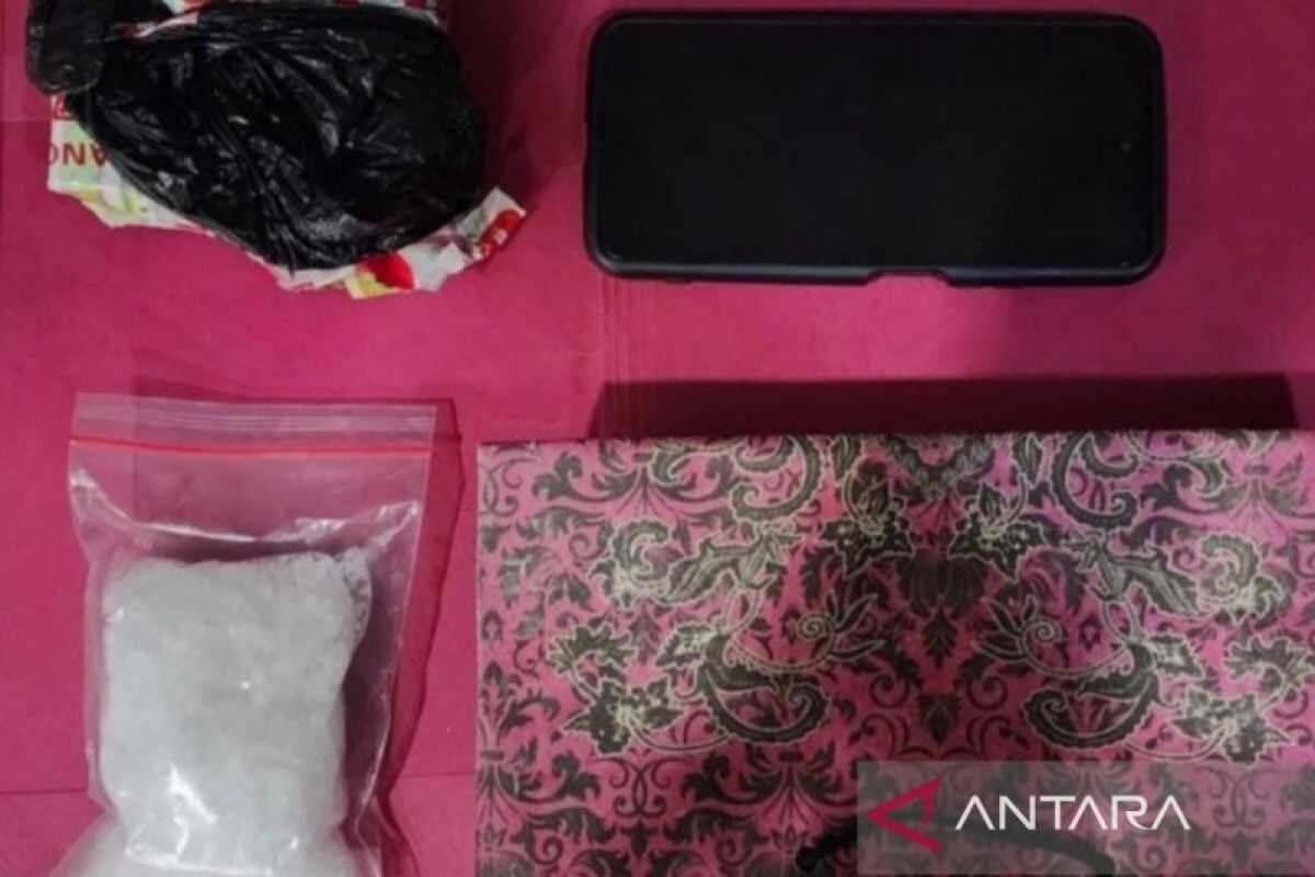 Metro Jaya Police Foil 102.2-Gram Methamphetamine Distribution in West Jakarta